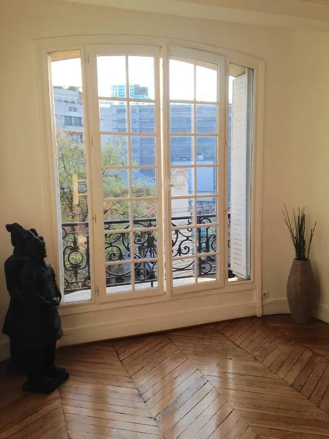 Typiquement Parisien باريس